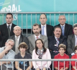 Don Felipe durante el partido junto al ministro de Educación, Cultura y Deporte, el presidente de la Comunidad de Madrid, el presidente del Consejo Su